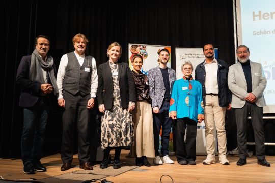 Vlnr. Miguel Vincent, Christoph Kretschmer, Sandra Schumacher, Leena Koivuluoma, Mohamad Al Emam, Marie-Odile Ronez, Raduan Fatine, Abdul-Ahmad Rashid  / Bildrechte: Copyright Frederik Löwer/BMAS.  